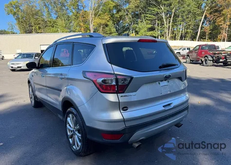 2017 Ford Escape Titanium z USA, uszkodzony, nr VIN 1FMCU9JD8HUA35294